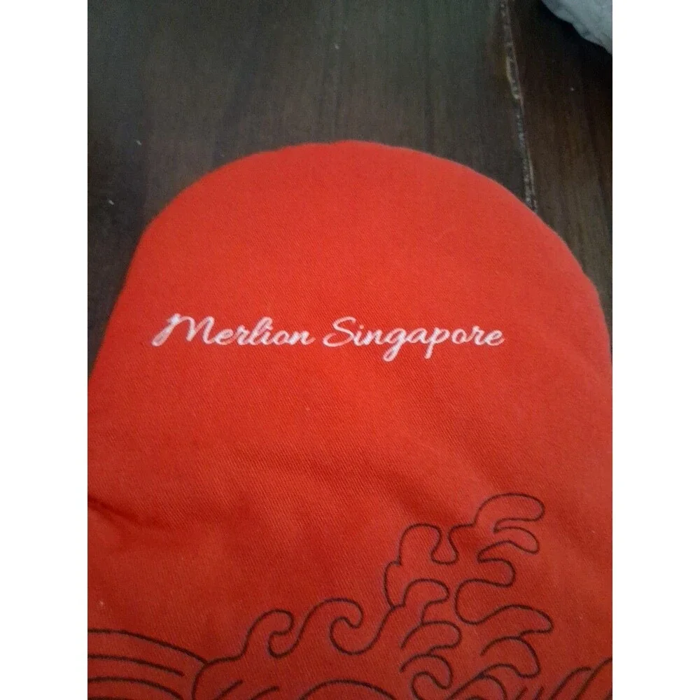 Singapore Souvenir Oven Mitt Potholder Red Black Yellow Lion Merlion Kitchen